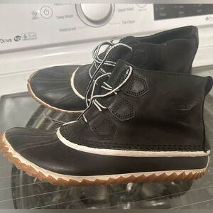 Women's Sorel Out N About boots size 10